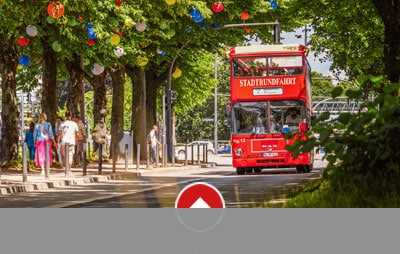 &copy;Rob-Pietsch-Sommergaerten-Die-Roten-Doppeldecker