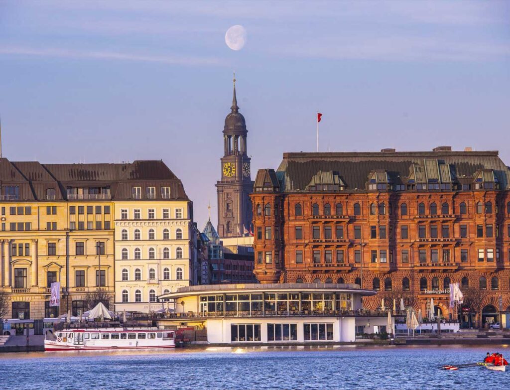 Binnenalster Michel Mond.jpg