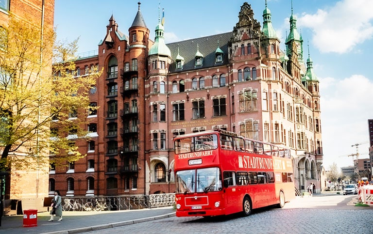 Roter Doppeldecker in der Speicherstadt