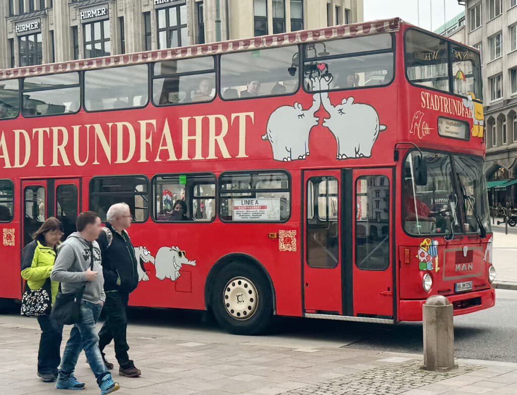 Ottifanten-Doppeldecker am Rathaus