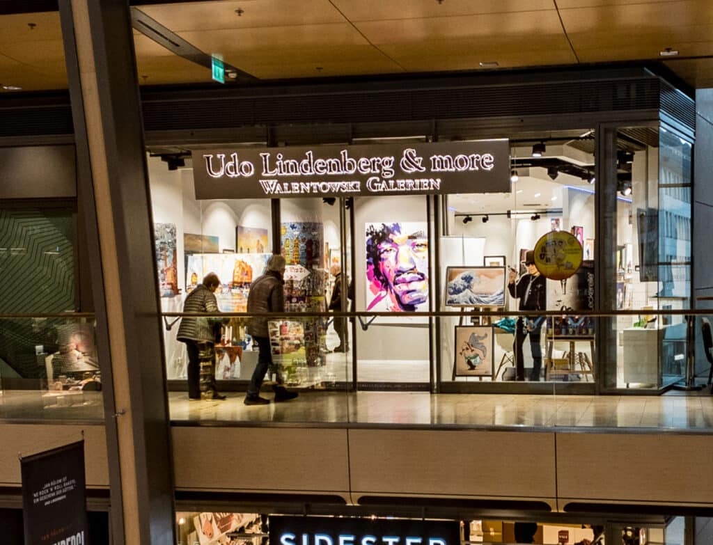 Blick ins Schaufenster der Walentowski-Galerien in der Europapassage. Gemälde von Otto und Aufsteller von Udo Lindenberg zu erkennen.