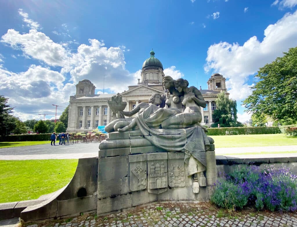 Klassizistisches Gerichtsgebäude des Oberlandesgerichts auf dem Justizforum am Sievekingplatz. Im Vordergrund Skulptur mit 3 Damen beschriftet mit Bremen, Hamburg, Lübeck.