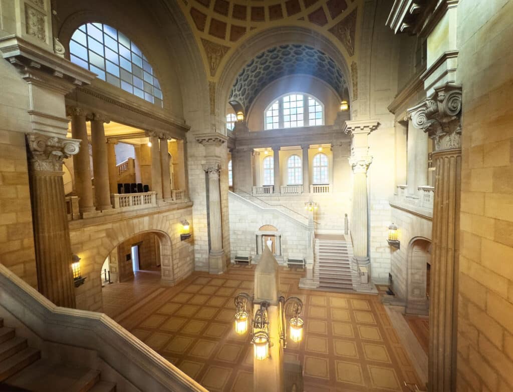 Oberlandesgerichtsgebäude: Atrium mit Kuppel opulent im Klassizistischen Stil