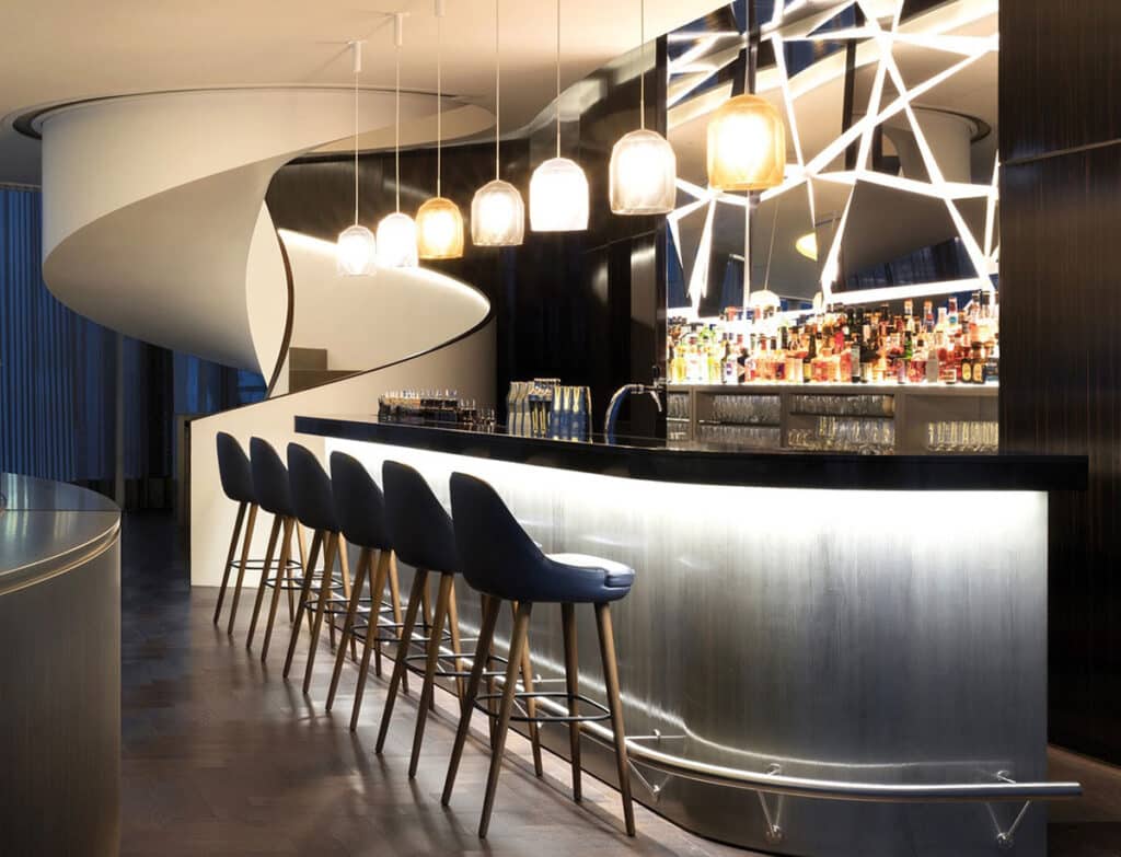 Hotel The Fontenay. Tresen der stylischen Bar mit eleganten Designer-Lampen.